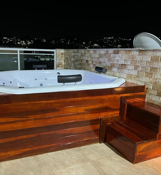 Piscina de fibra com deck