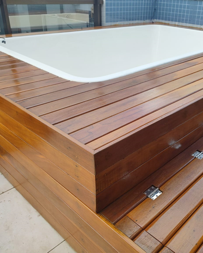 Piscina de fibra com deck