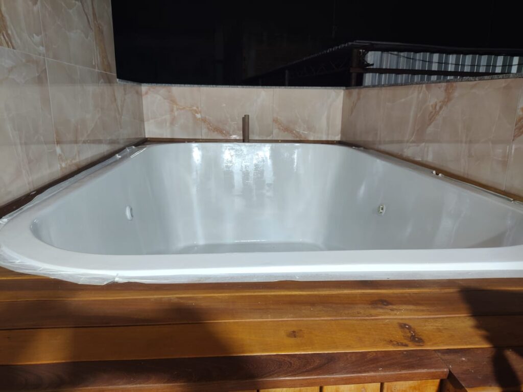Piscina com deck e cascata