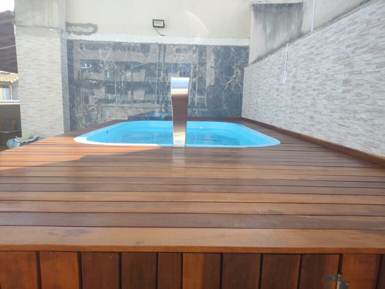 Piscina com deck e cascata