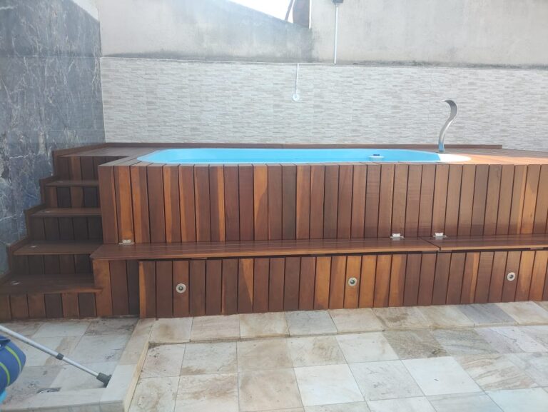 Piscina com deck e cascata