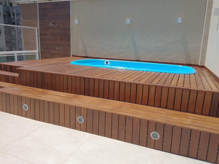 Piscina de fibra com deck