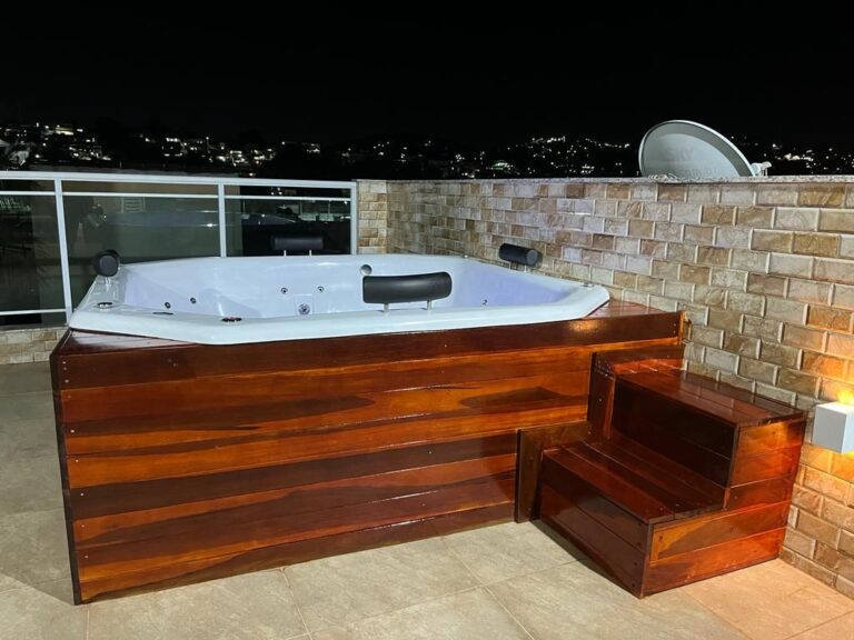 Piscina de fibra com deck