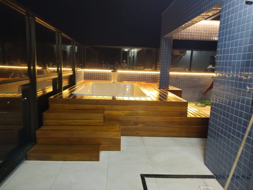 Piscina de fibra com deck
