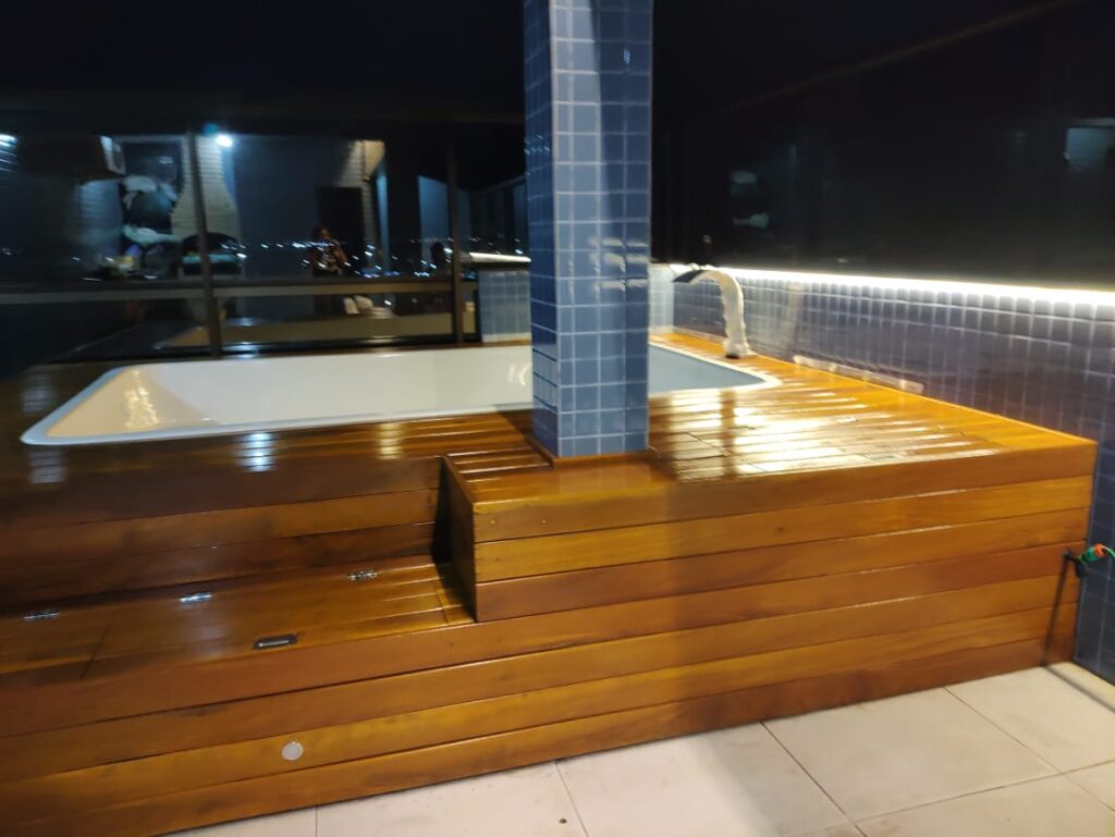 Piscina de fibra com deck