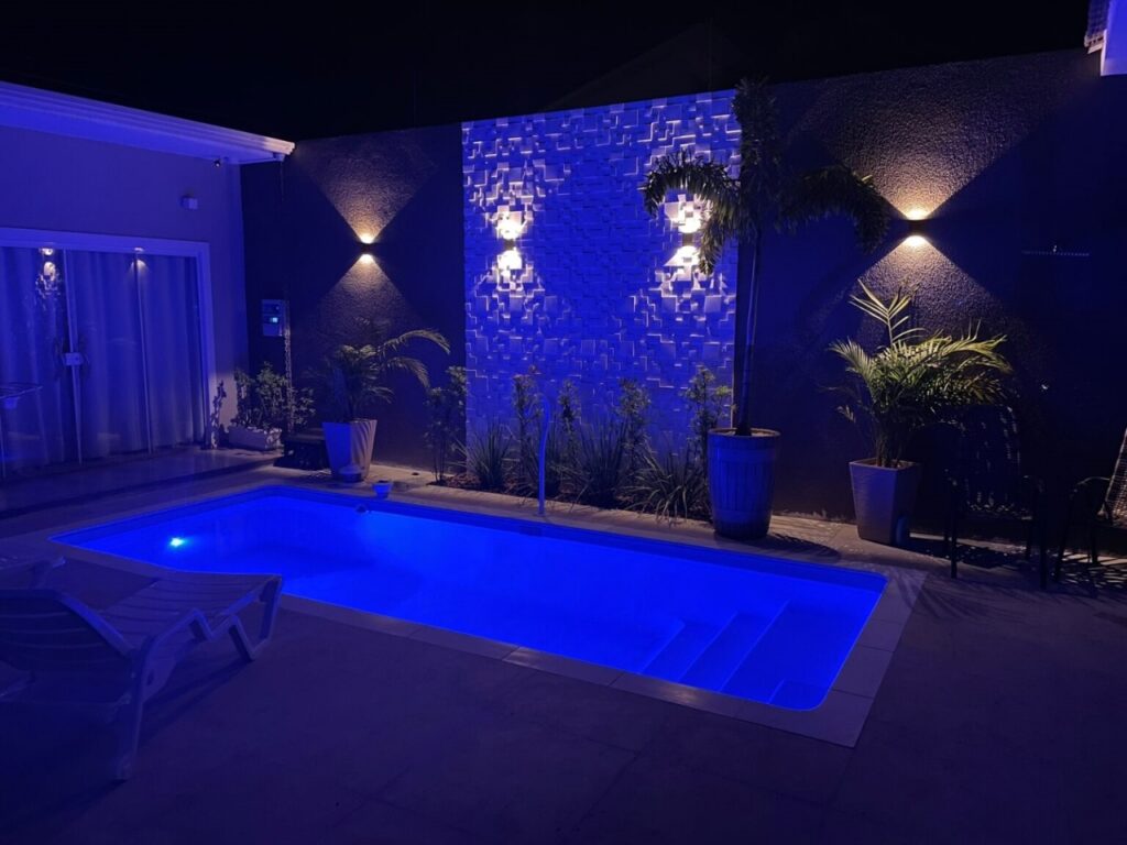 Piscina com iluminação
