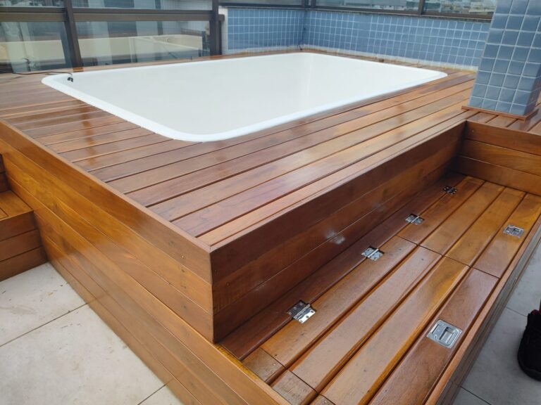 Piscina de fibra com deck