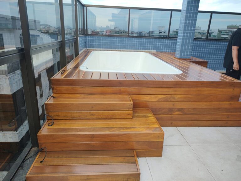 Piscina de fibra com deck
